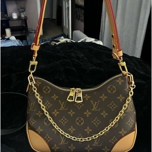 Louis Vuitton Shoulder bag, strap extends